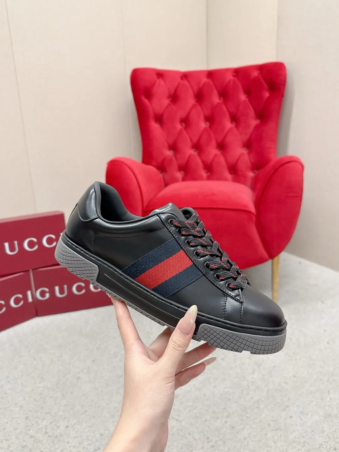 Factory price: 460💰Gucci Gucci's latest ACE series casual sports shoes, the same style as all the stars, classic brown canvas + leather stitching, the red and green stripes on the side are very recognizable. Perfect shoe last, perfect for daily casual wear, super beautiful and comfortable on the feet, a must-have for fashionistas 💯 ☑️Material: Original customized imported first-layer cowhide ☑️Inner lining: Customized imported cowhide ☑️Outsole: Original molded non-slip TPU sole ☑️Sole thickness: 2.5cm ☑️Size: Men's 38-44, customized 45